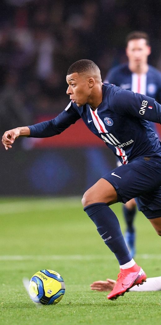 PSG's Mbappé leaves the scene of a collision with OL young gun Rayan Cherki