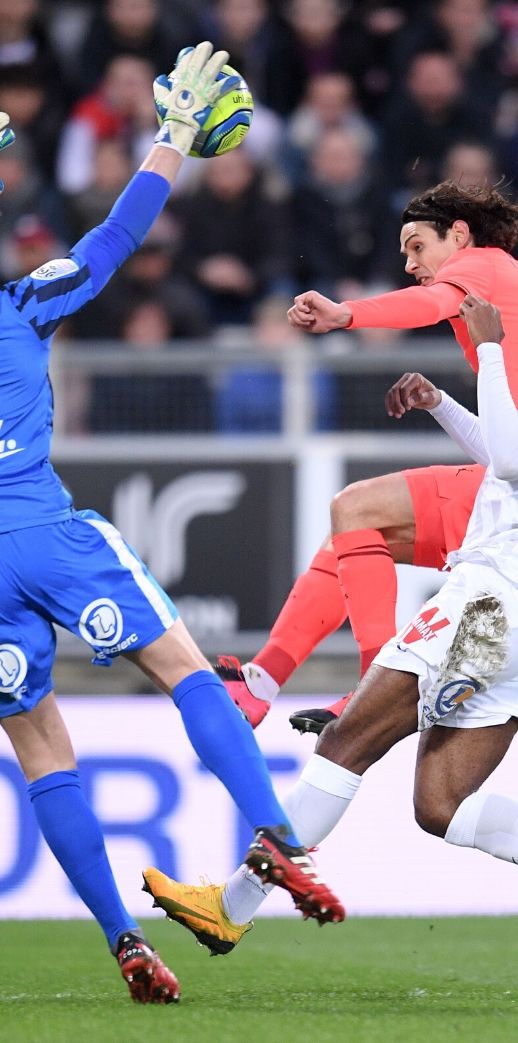 Gurtner denies Cavani as PSG and Amiens draw 4-4