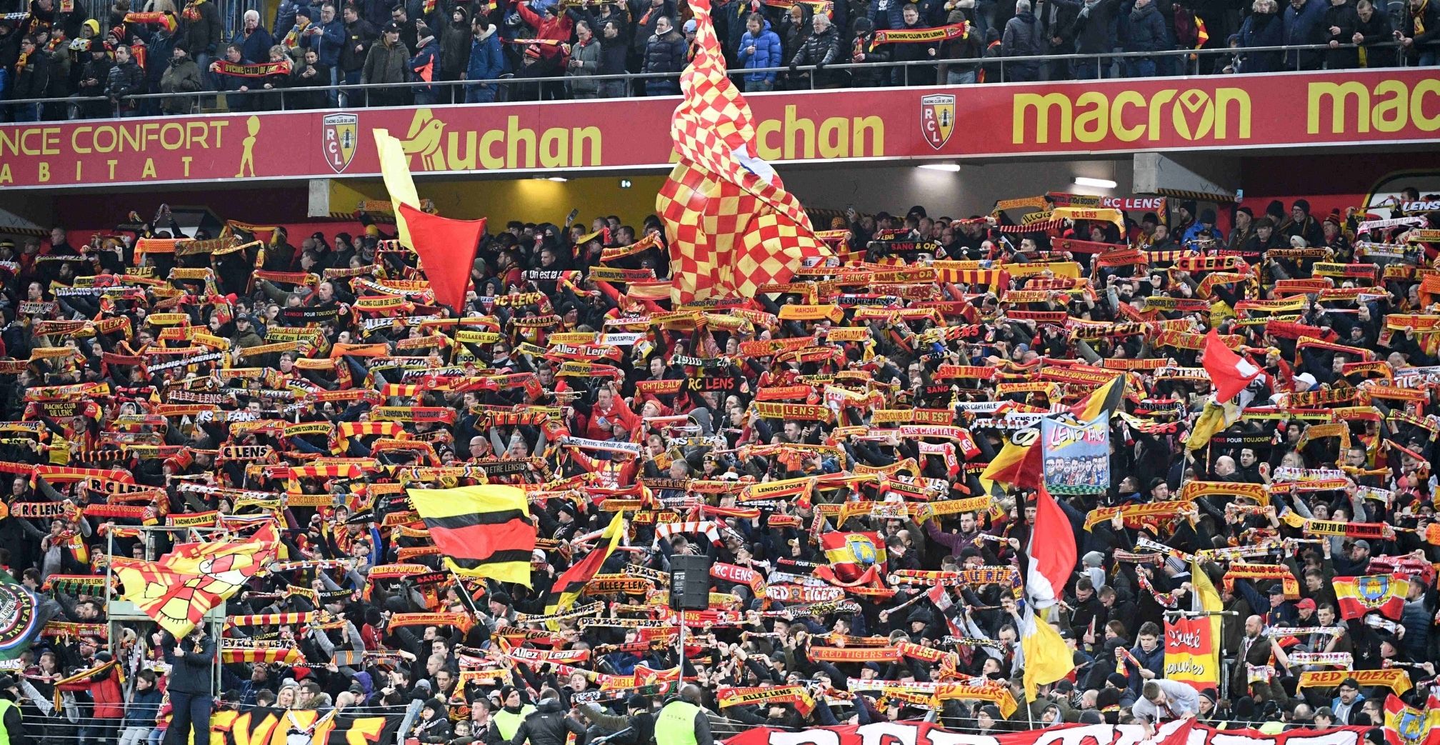 Lens supporters colour atmopshere
