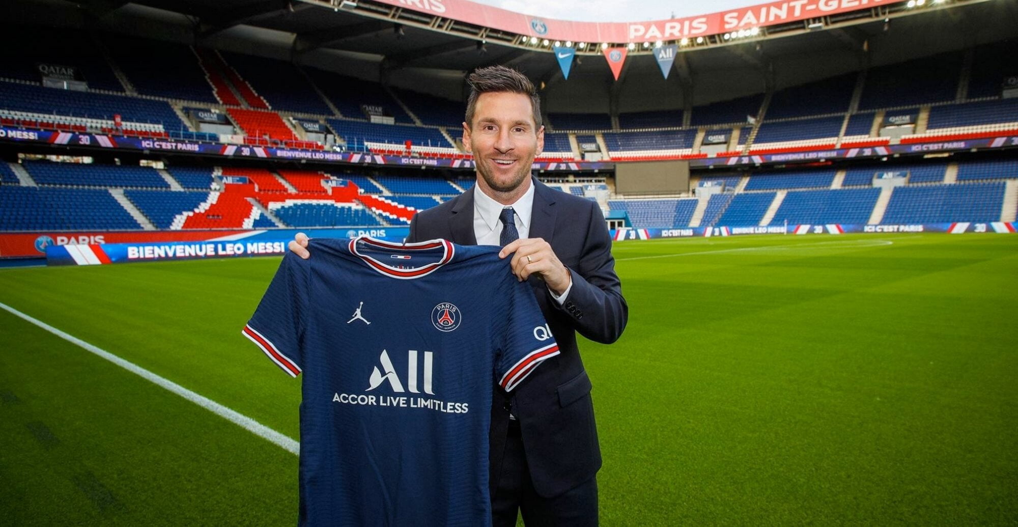 Lionel Messi signs for PSG!