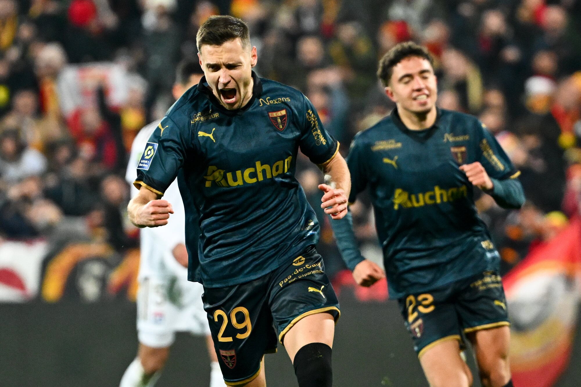RC Lens 3-2 Lyon: Hosts hold on in thriller