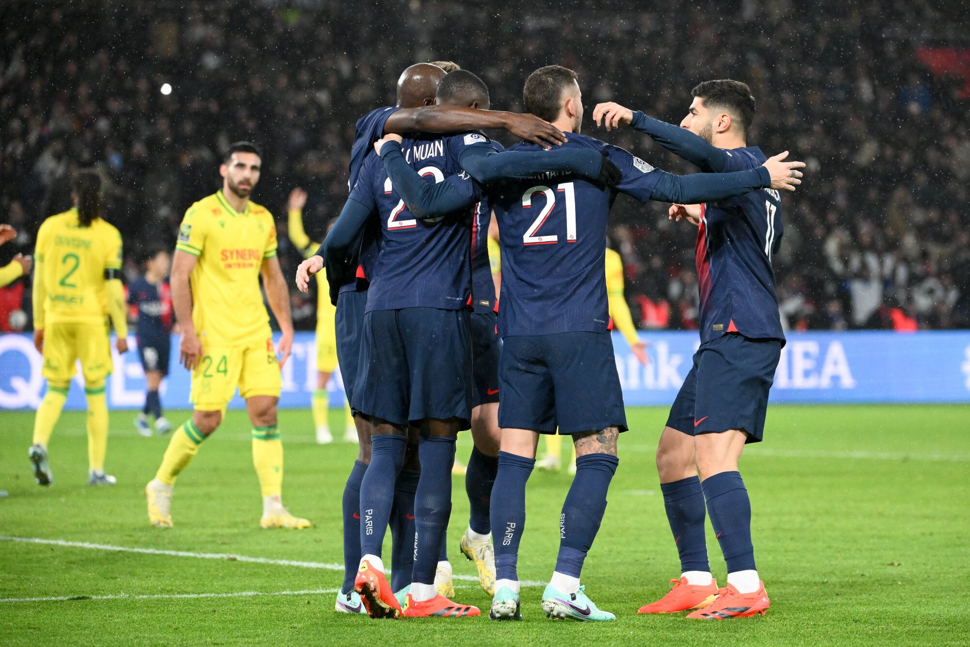 PSG celebrates against Nantes