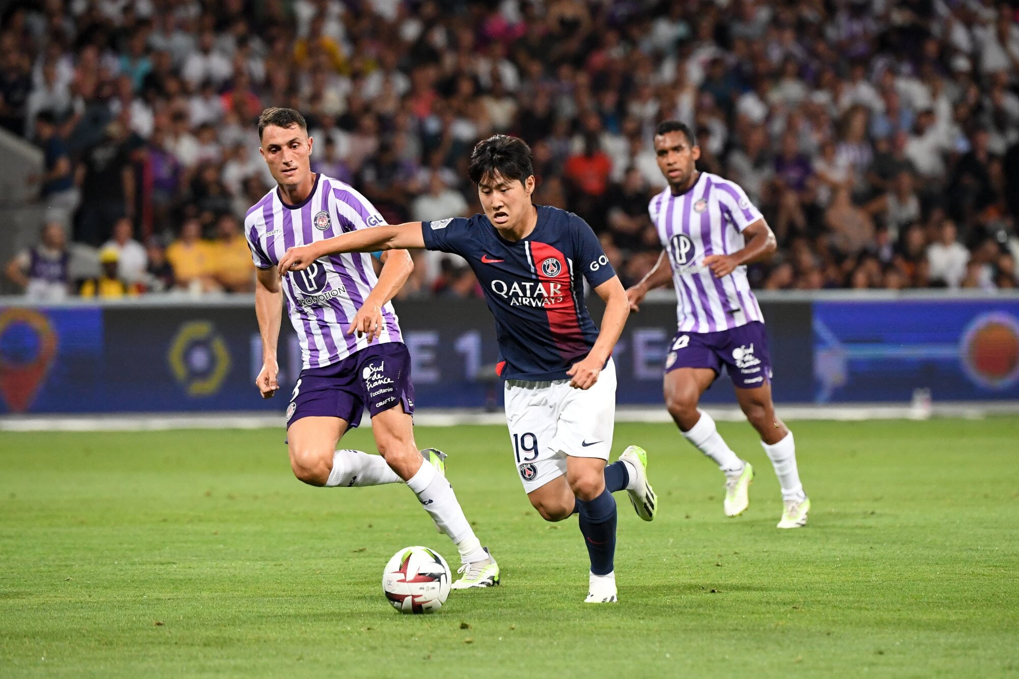 Lee Kang-In plays the ball against Toulouse FC