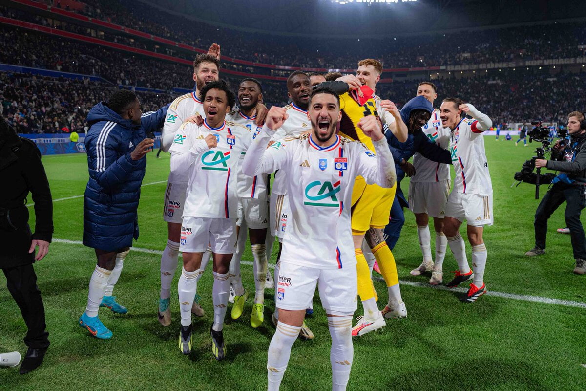 Lyon's Saïd Benrahma and teammates celebrate their win over Strasbourg